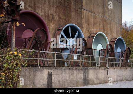 Die Ruinen eines alten Stahlwerks im Landschaftspark in Duisburg, Metropole Ruhr, Deutschland, Europa Stockfoto