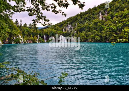 Eine malerische Aussicht auf die Plitvicer Seen, umgeben von Bergwäldern in Kroatien Stockfoto