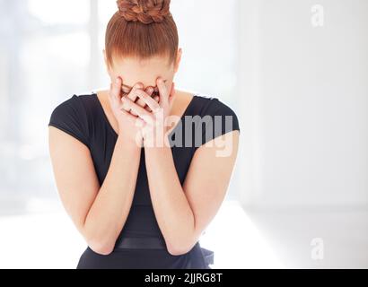 Das Leben einer professionellen Ballerina ist voller Unbekannter. Nahaufnahme einer jungen Ballerina, die traurig aussah. Stockfoto