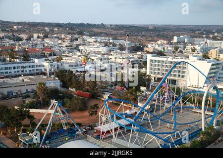 Ayia Napa, Zypern - 13. Juni 2018: Luftaufnahme von Ayia Napa. Es ist ein Touristenort am äußersten östlichen Ende der Südküste Zyperns Stockfoto