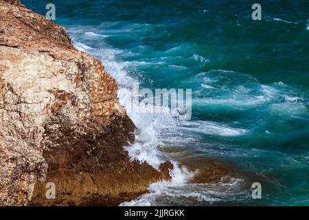 Nasse Küstenfelsen und Gewässer des Mittelmeers. Sommerlandschaft von Ayia Napa, Zypern Stockfoto