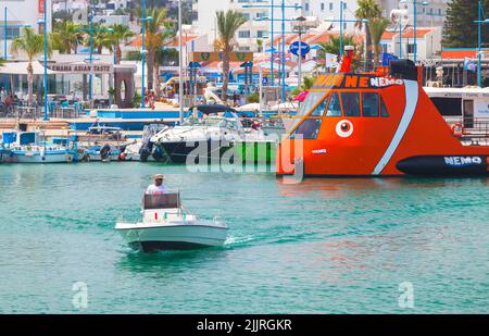 Ayia Napa, Zypern - 12. Juni 2018: Motorboot verlässt den Yachthafen von Agia Napa Stockfoto