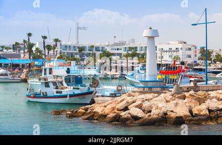 Ayia Napa, Zypern - 12. Juni 2018: Blick auf den Yachthafen von Agia Napa an einem sonnigen Tag stehen gewöhnliche Menschen auf Booten und Piers Stockfoto