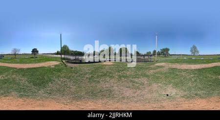 360 Grad Panorama Ansicht von Leere und abgenutzte Baseballfelder an einem klaren Sommertag.