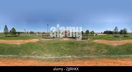 360 Grad Panorama Ansicht von Leere und abgenutzte Baseballfelder an einem klaren Sommertag.