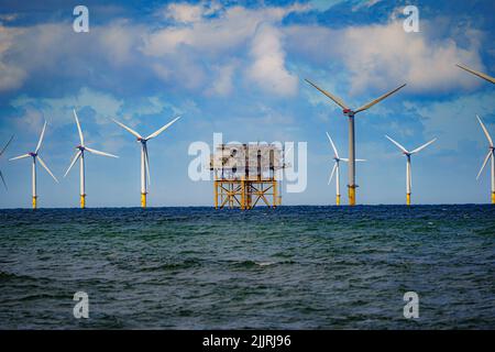 RWE's Gwynt y Mor, der 2. größte Offshore-Windpark der Welt, der acht Meilen (12,8 km) vor der Küste von Nordwales in der Liverpool Bay liegt. Bilddatum: Dienstag, 26. Juli 2022. Stockfoto