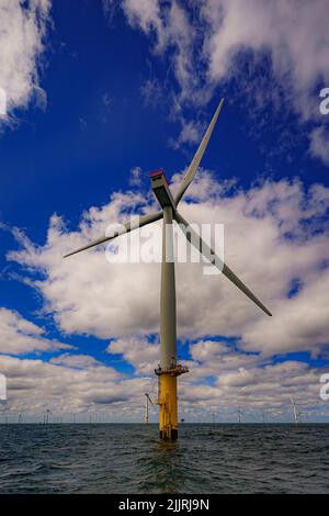 RWE's Gwynt y Mor, der 2. größte Offshore-Windpark der Welt, der acht Meilen (12,8 km) vor der Küste von Nordwales in der Liverpool Bay liegt. Bilddatum: Dienstag, 26. Juli 2022. Stockfoto