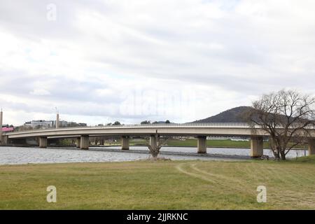 Commonwealth Avenue Brücke über den Molonglo River, Lake Burley Griffin, ACT. Foto von der Yarralumla-Seite. Stockfoto