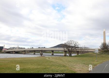 Commonwealth Avenue Brücke über den Molonglo River, Lake Burley Griffin, ACT. Foto von der Yarralumla-Seite. Stockfoto