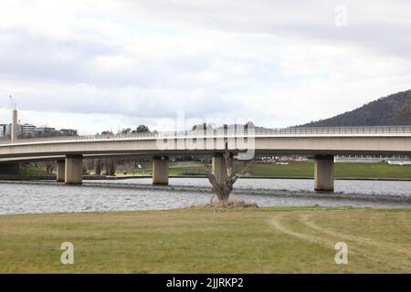 Commonwealth Avenue Brücke über den Molonglo River, Lake Burley Griffin, ACT. Foto von der Yarralumla-Seite. Stockfoto