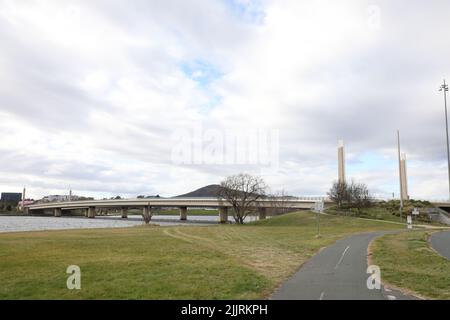 Commonwealth Avenue Brücke über den Molonglo River, Lake Burley Griffin, ACT. Foto von der Yarralumla-Seite. Stockfoto