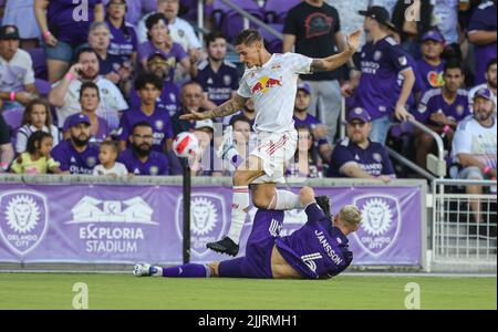 Orlando, FL: Robin Jansson (6), Verteidiger von Orlando City, tadelt die New York Red Bulls vor Patryk Klimala (9) und schlägt den Ball während des Stockfoto