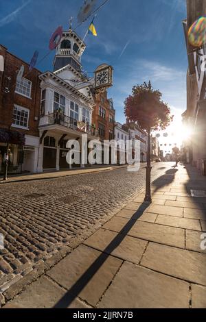 Am frühen Morgen Sonne in Guildford berühmter Ort in England Guildford High Street Surrey England Europa Stockfoto