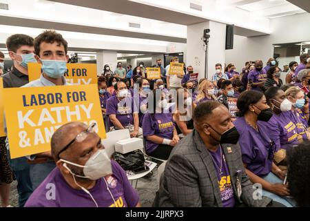 New York, NY - 27. Juli 2022: Gewerkschaftsmitglieder und Aktivisten nehmen an der Kundgebung im SEIU-Hauptquartier 1199 Teil Stockfoto