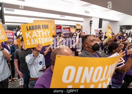 New York, NY - 27. Juli 2022: Gewerkschaftsmitglieder und Aktivisten nehmen an der Kundgebung im SEIU-Hauptquartier 1199 Teil Stockfoto