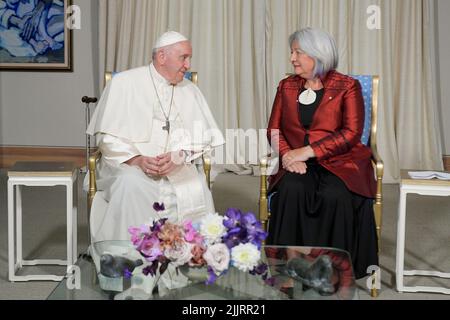 Quebec City, Kanada, 27. Juli 2022. Papst Franziskus trifft Generalgouverneurin Mary Simon in der Citadelle de Quebec (Foto: Vatican Media). Quelle: Vatican Media/Picciarella/Alamy Live News Stockfoto