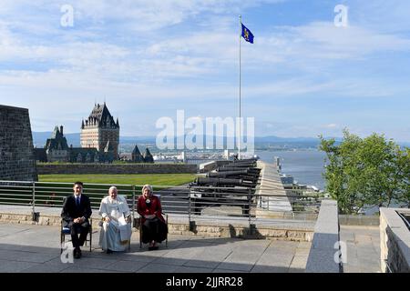 Quebec City, Kanada, 27. Juli 2022. Papst Franziskus wird von dem kanadischen Premierminister Justin Trudeau, links, und der Generalgouverneurin Mary Simon in der Citadelle de Quebec flankiert (Foto: Vatican Media). Quelle: Vatican Media/Picciarella/Alamy Live News Stockfoto