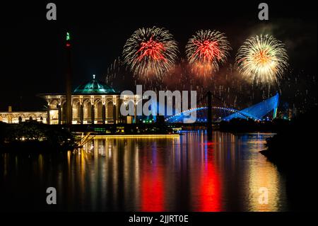 Buntes Feuerwerk mit Brücke und Gebäude Stockfoto