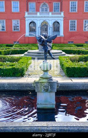 Kew Palace Garden Verrocchios Statue „Junge mit einem Delfin“, Queens Garden, Kew Gardens, The Dutch House, Richmond upon Thames, England, Großbritannien. Stockfoto