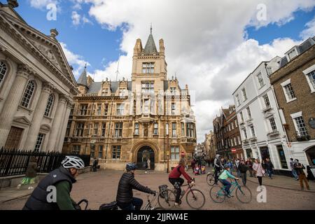 Ein Blick auf Radfahrer, die auf einer schönen Straße in der Innenstadt von Cambridge, Großbritannien, fahren Stockfoto