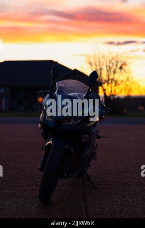 Eine Silhouette des Ninja 400 Motorrads bei Sonnenuntergang Stockfoto