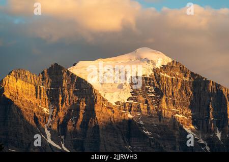 Tempelberg-Gipfel in der Nähe bei Sonnenuntergang, Banff-Nationalpark, Alberta, Kanada. Stockfoto