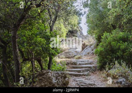 Pfad zum malerischen Aussichtspunkt in der Nähe des Klosters in Palaiokastritsa, dem berühmten Ferienort auf der griechischen Insel Korfu Stockfoto