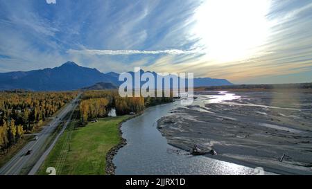 Eine Luftaufnahme des Matanuska-Flusses, umgeben von Herbstbäumen und Bergen in Palmer, Alaska Stockfoto