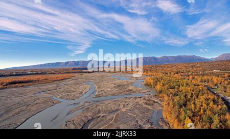 Eine Luftaufnahme des Matanuska-Flusses, umgeben von Herbstbäumen und Bergen in Palmer, Alaska Stockfoto