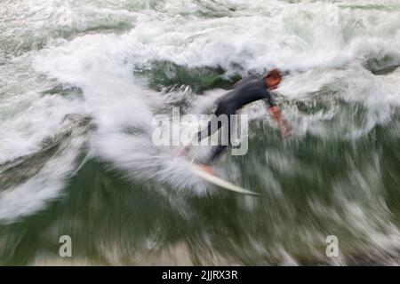 Surfer an der Eisbachwelle (Esbachsche Welle). München, Oberbayern, Bayern, Deutschland, Europa. Stockfoto