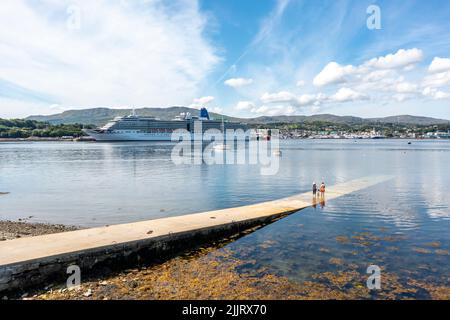 KILLYBEGS, IRLAND - JULI 22 2022: MS Arcadia ist ein Kreuzschiff der P und O Cruises Flotte, das zum ersten Mal Killybegs besucht. Stockfoto