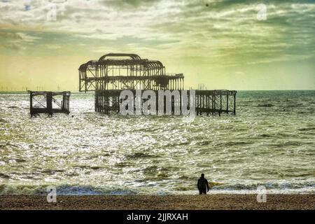 Ein dramatischer Blick auf den verbrannten West Pier am Brighton Beach in Großbritannien Stockfoto