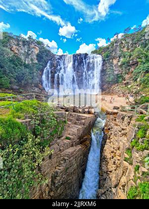 Eine Vertikale von Menschen, die sich in der Nähe des Corumba-Wasserfalls in Corumba, Goias, Brasilien, ausruhen Stockfoto