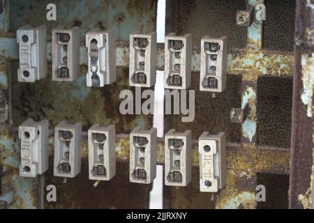 Nahaufnahme eines alten rostigen elektrischen Sicherungskastens Stockfoto