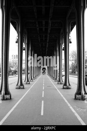 Eine Vertikale der Brücke Pont de Bir Hakeim in Paris, Frankreich, wurde in Graustufen gedreht Stockfoto