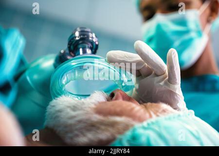 Verfahren der Anästhesie für die Operation an den Patienten im Operationssaal. Stockfoto