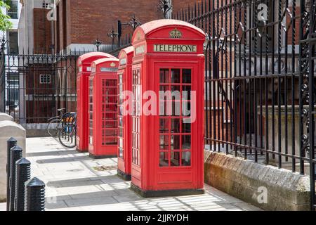 Ein Blick auf die traditionellen britischen roten Telefonzellen Stockfoto