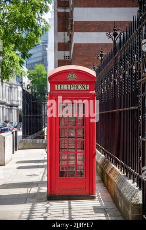 Ein Blick auf die traditionelle britische rote Telefonbox Stockfoto