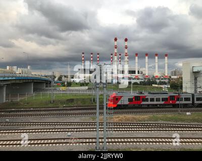 Die Rohre des thermischen Kraftwerks „Mezhdunarodnaya“. Liefert Energie in das Zentrum von Moskau. Stockfoto