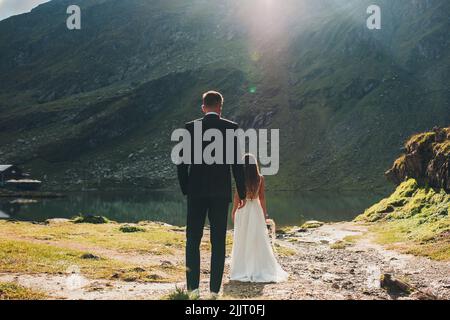 Rückansicht einer Braut, die auf ein Treffen mit dem Bräutigam wartet. Hochzeit im Urlaub. Verliebter Urlaub. Stockfoto