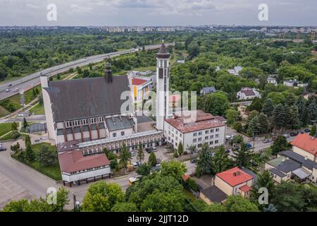 Trasa Siekierkowska und Siekierki Heiligtum unserer Lieben Frau in Warschau, Hauptstadt von Polen Stockfoto