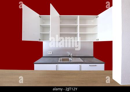 Minimalistische schwedische Möbel aus der Küche mit offenen Regalen und Holztheke Stockfoto