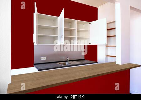 Minimalistische schwedische Möbel aus der Küche mit offenen Regalen und Holztheke Stockfoto