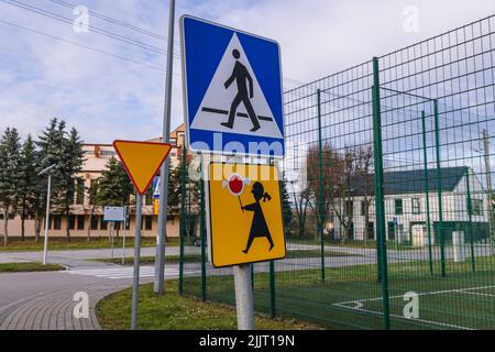 Fußgängerüberweg und Schilder für Kinderübergänge im Dorf Rogow, Polen Stockfoto