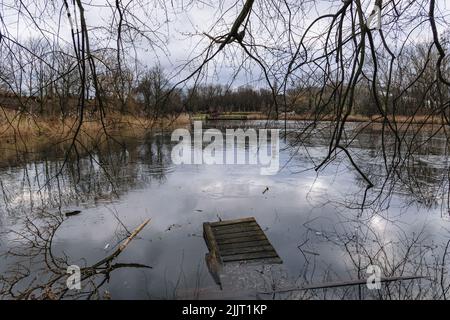 Tongrubenteich im Szczesliwicki Park im Stadtteil Ochota in Warschau, der Hauptstadt Polens Stockfoto