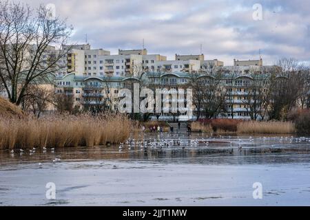 Wohngebäude mit Tongrubenteich im Szczesliwicki-Park im Stadtteil Ochota in Warschau, der Hauptstadt Polens Stockfoto
