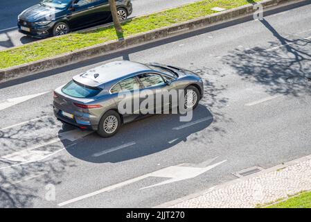 Ein Foto eines Jaguar EV400 i-PACE SUV-Elektroautos auf den Straßen von Lissabon Stockfoto
