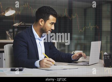 Betonte Geschäftsmann mit einem Laptop, Handel an der Börse in einer Finanzkrise. Händler, die online mit einem Computer in einem Bärenmarkt arbeiten. Markt Stockfoto