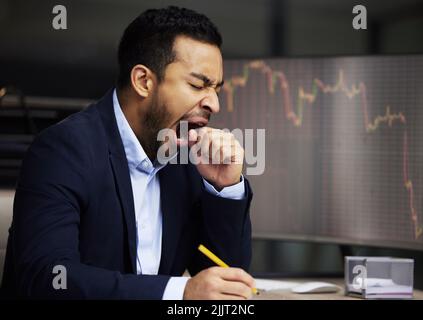 Müde Geschäftsmann an der Börse, Handel während einer Finanzkrise. Gähnende Trader in einer Baisse, die Aktien abstürzen sehen. Marktcrash Stockfoto