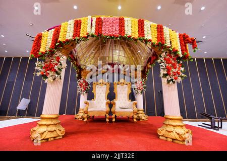 Eine traditionelle indische Hochzeitsmandap mit bunten Blumen Stockfoto